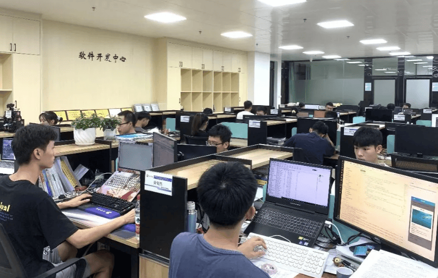 工科類最吃香的8大專業(yè) 就業(yè)前景與技術(shù)開發(fā)深度解析